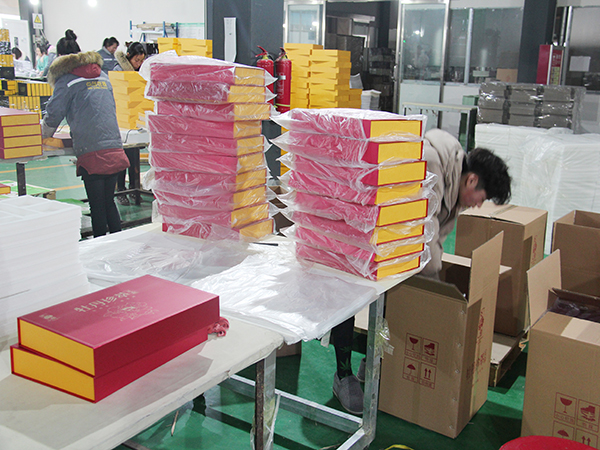 化妝品包裝盒廠里 化妝品包裝盒廠里