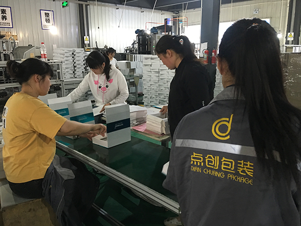廠里在裝訂化妝品包裝盒 廠里在裝訂化妝品包裝盒