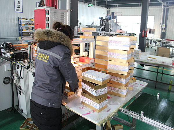 廠里員工在制定包裝盒 廠里員工在制定包裝盒